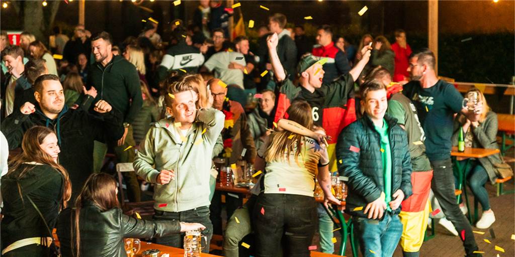 Mit vielen Fotos und Video: Spannung bis zur letzten Sekunde auf der Vredener EM-Sommerbühne Riesenjubel in der Vredener Innenstadt nach dem Schlusspfiff und dem Weiterkommen der deutschen Nationalmannschaft ins Achtelfinale der EM.