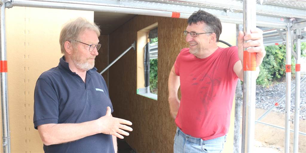 Mit Video: Mehrgenerationen-Projekt in Werne - Lieferengpässe torpedieren Zeitplan Gespräch auf dem künftigen Laubengang: Andreas Drohmann (r.) und Franz Bleker freuen sich über die Fortschritte am Mehrgenerationen-Projekt „Gemeinsam Wohnen an den Linden“. Schon bald steht der Rohbau des ersten Gebäudes.