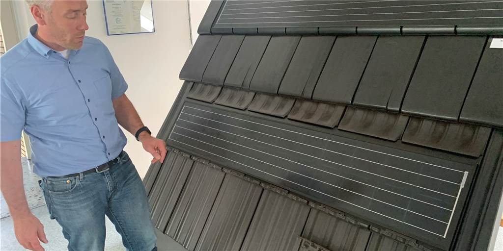 Tesla-Chef möchte Solardächer bei uns bauen – dieser Ort hat sie längst Tesla-Chef möchte Solardächer bei uns bauen – dieser Ort hat sie längst