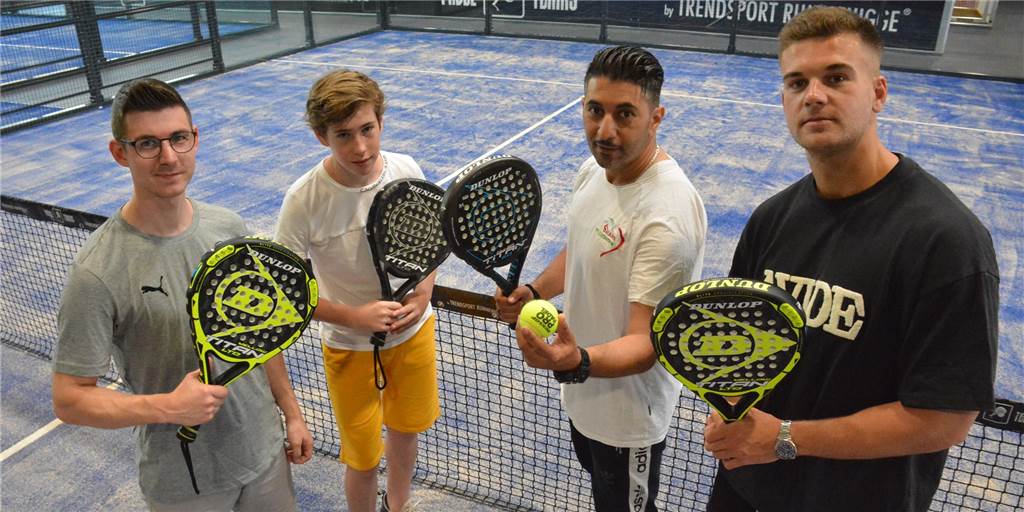 Video-Test: Neue große Sportanlage bringt Trendsportart nach Dortmund Niklas Kalovljevic (v.l.), Richard Freundlieb, Faiz Abbou und Felix Eiche zeigen die speziellen Schläger auf einem der Padel-Plätze, an denen durchsichtige Wände die Begrenzungen bilden.