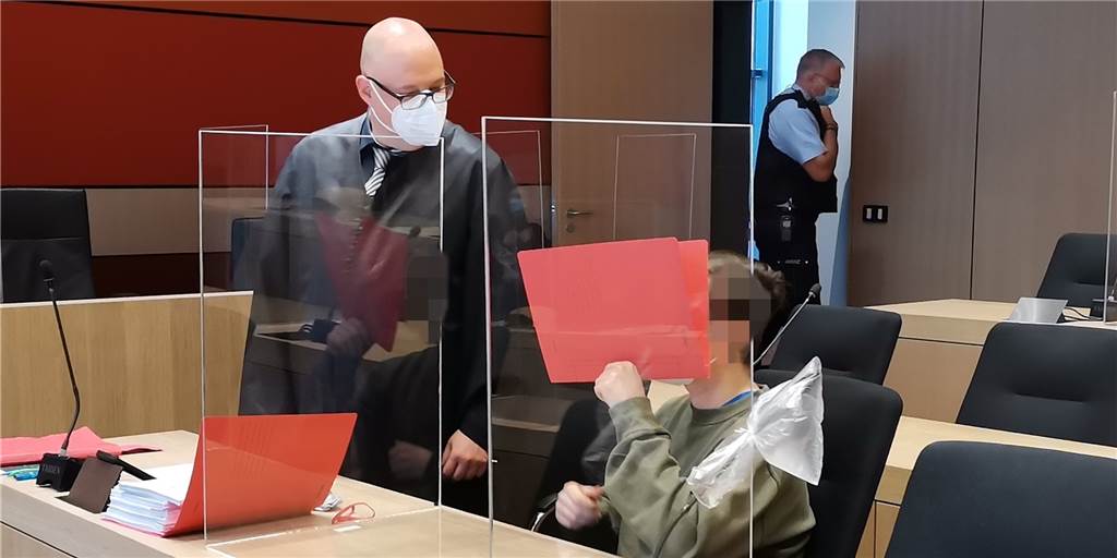 Student ersticht Lebensgefährten der Mutter: „Ich musste sie einfach schützen“ Das Foto zeigt den Angeklagten neben seinem Verteidiger Fabian Reifer.