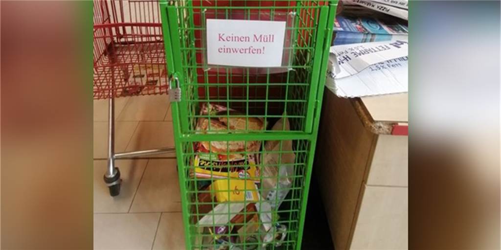 Vermüllte Tiertafelbox in Werne: „Bis auf Kondome und Spritzen haben wir alles da drin gefunden“ In der Futterbox der Tiertafel im Rewe Symalla landet fast täglich Müll, den die Kunden dort abladen.