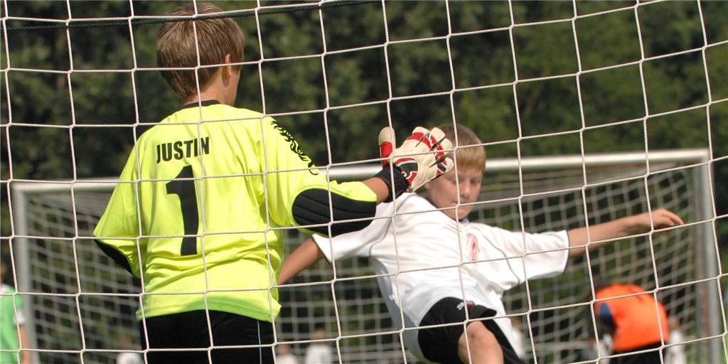 Zwei Reporter, zwei Meinungen: Juniorenfußball-Revolution spaltet die Redaktion Die Juniorenfußball-Reform sorgt für geteilte Meinungen.