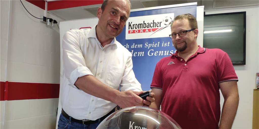 Vermeintliche Pflichtaufgaben für die Oberligisten, Stadtderby bei den Frauen Stefan Schmal (Vertreter des Kreispokal-Sponsors) war die "Losfee" der ersten Pokalrunde. Neben ihm steht Pokalspielleiter Jens Dolch.