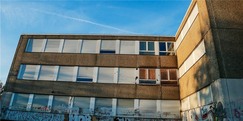 Wohnraum statt Ruine: Interesse an Wohnprojekt in bester Lage wächst Das Interesse an dem zukünftigen Wohnquartier auf dem Schulgelände ist groß. Doch zunächst muss das Gebäude abgerissen werden.