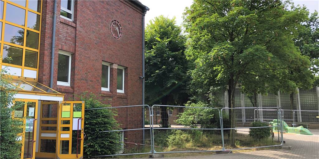 Stadt sollte Förderprojekten nicht mehr Priorität geben als Schulen An den Anblick von Bauzäunen haben sich die Kinder der Pestalozzischule mittlerweile gewöhnen müssen.