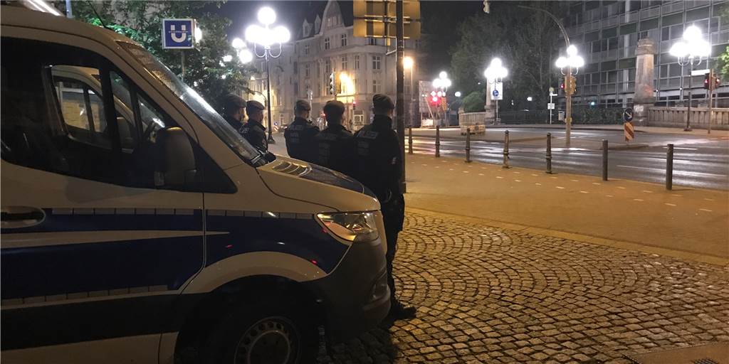 Verbote für die Problemzone Möllerbrücke: Wo sollen die Leute dann hin? Polizei an der Möllerbrücke Dortmund