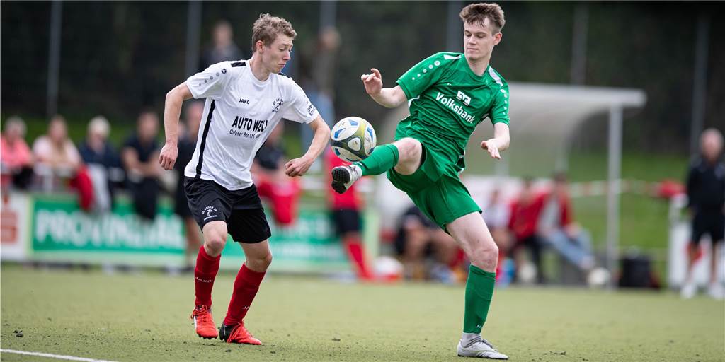 Entscheidung gefallen: Wechseln SuS Olfen und Union Lüdinghausen die Bezirksliga-Staffel? Robin Maikötter (r.) und der SuS Olfen wissen nun, ob sie in der nächsten Saison weiterhin gegen Union Lüdinghausen spielen.