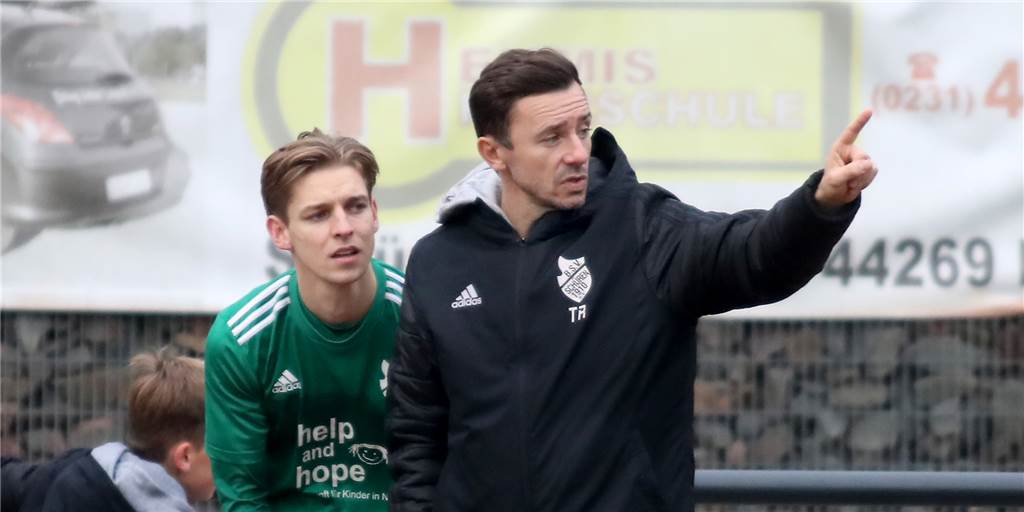 BSV Schüren verstärkt sich mit Talent, das bei einem Regionalligisten im Fokus stand Bekommt noch einen weiteren Spieler für seinen Kader: Schüren-Coach Arthur Matlik (r.).