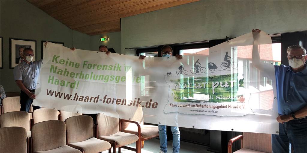 Grüne wollen Forensik-Neubau mitgestalten, damit Haltern profitiert Die Bürgerinitiative „Keine Forensik in der Haard“ zeigte vor der Ratssitzung ein Banner im Saal.