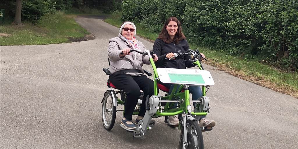 Endlich wieder mobil: Selbsttest auf der Naturtour mit Spezial-Fahrrad Redakteurin Victoria Garwer hat das Spezial-Fahrrad und die Naturtour mit ihrer Großmutter Maria Thünte getestet.