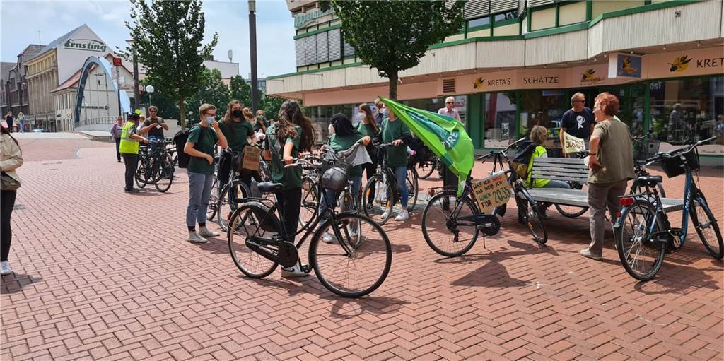 Zwei Krankenwagen sprengen Fridays-For-Future-Blockade in Lünen Die Aktivistinnen und Aktivisten von Fridays For Future bereiteten sich vor der Lippebrücke in der Lüner Innenstadt auf ihre Fahrraddemonstration vor.