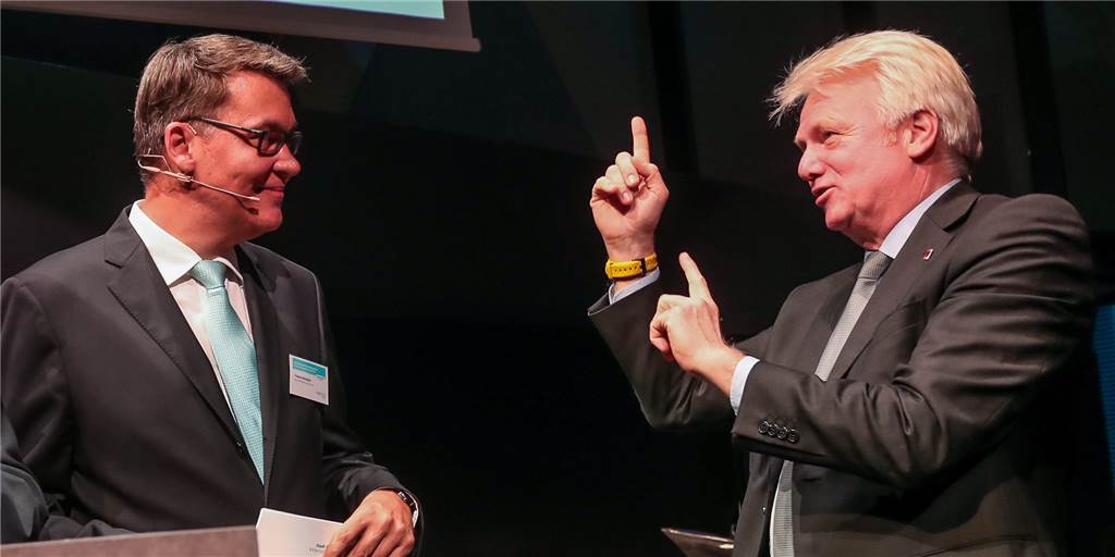 Wie viel darf Ex-OB Sierau von Einnahmen aus RWE-Aufsichtsrat behalten? Dortmunds OB Thomas Westphal (l.) ließ seinem Amtsvorgänger Ullrich Sierau, hier beide 2017 bei der Verleihung des Dortmunder Wirtschafts- und Unternehmerinnenpreises, den Vortritt beim RWE-Aufsichtsrat.
