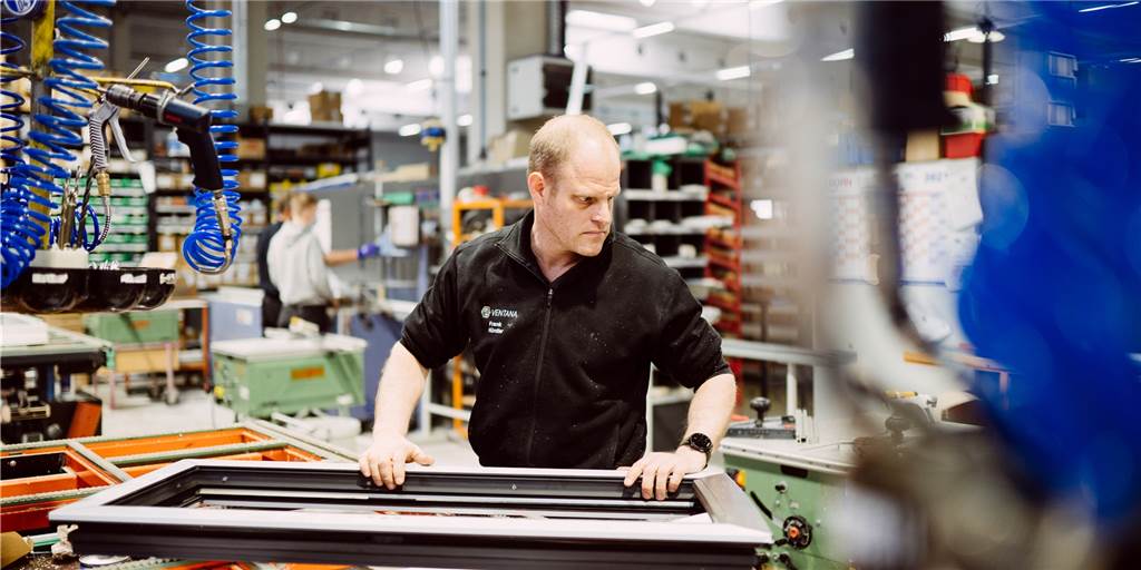 Wo andere aufgeben, liefert Ventana Fenster im besonderen Format Bei Sonderfenstern und Hebe-Schiebe-Türen steht neben der Automatisierung vor allem auch das Handwerk im Fokus.