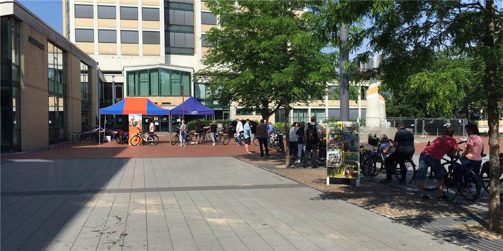 Lange Schlange für mehr Sicherheit: ADFC codiert Fahrräder auf dem Markt Auf dem Marktplatz bildete sich vor dem Stand des ADFC ein lange Schlange von Menschen, die ihr Fahrrad codieren lassen wollten.