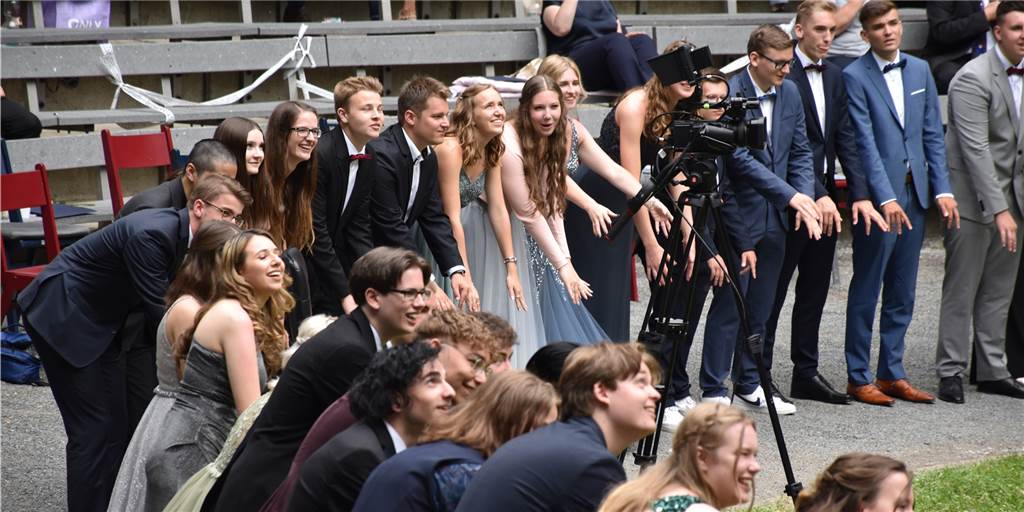 Abiturienten des AFG in Werne feiern Zeugnisübergabe in der Freilichtbühne Eine La Ola auf das bestandene Abitur: 65 Abiturientinnen und Abiturienten des Anne-Frank-Gymnasiums bekamen am Samstag ihr Zeugnis überreicht.