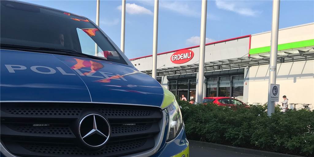 Großeinsatz wegen Promo-Aktion: Müssen die Youtuber jetzt zahlen? Am Samstag hatte die Werbe-Aktion mehrerer Youtuber in der Nähe eines Baumarkts und eines Supermarktes in der Nordstadt die Polizei auf den Plan gerufen.