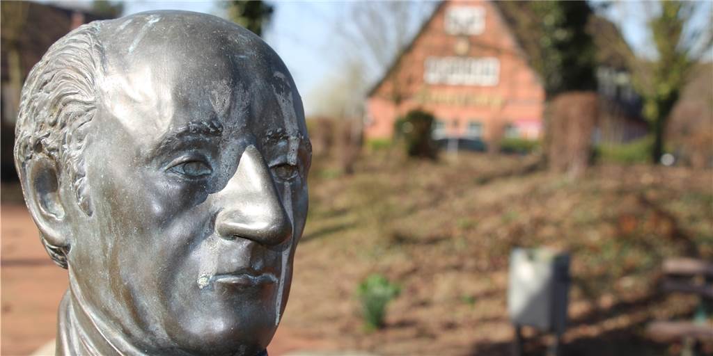 Vergessen in Olfen: Was Franz Wiesmann tat für den Freiherrn vom Stein Freiherr vom Stein ziert den Platz auf dem Gelände auf der Ecke Freiherr-vom-Stein-Straße/Borker Straße in Cappenberg. Auch in Selm und Olfen gibt es jeweils eine Büste, die die Bildhauerin Annette Wittkamp-Fröhling geschaffen hatte.