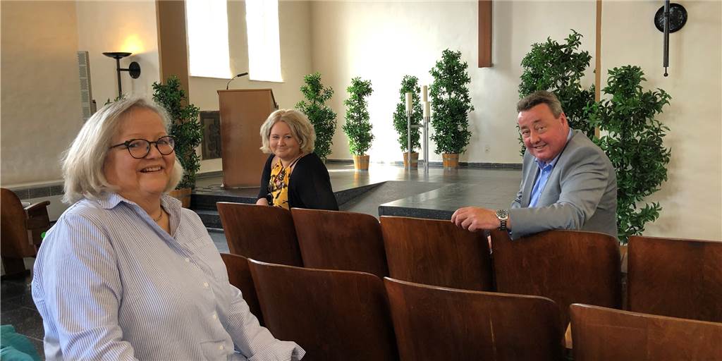 Friedhofs-Kapelle mit Kino-Flair wird für 50.000 Euro saniert Presbyterin Gabriele Erasmus-Sarholz, Pfarrerin Sandra Sternke-Menne und der Friedhofsausschuss-Vorsitzende Thorsten Hölscher (v.l.) freuen sich auf die Sanierung der Kapelle auf dem evangelischen Friedhof Brackel