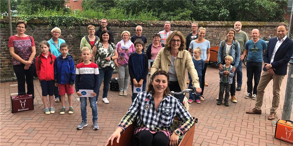 Stadtradeln: In einer Kategorie war Schermbeck Dritter im Kreis Karolina Theißen (vorne), Schermbecks neue Klimaschutzmanagerin, konnte viele Gutscheine und Preise an die erfolgreichen Schermbecker Teilnehmerinnen und Teilnehmer des Stadtradelns verteilen.