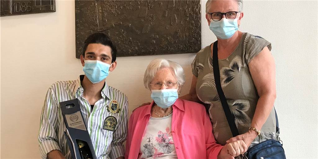 Senioren bei Brand gerettet: Ehrung für Stadtlohner Senad Bajraj Senad Bajraj mit der Geretten 89-Jährigen Elfriede Borgehynck und ihrer Tochter Hiltrud Südfels (v.l.).
