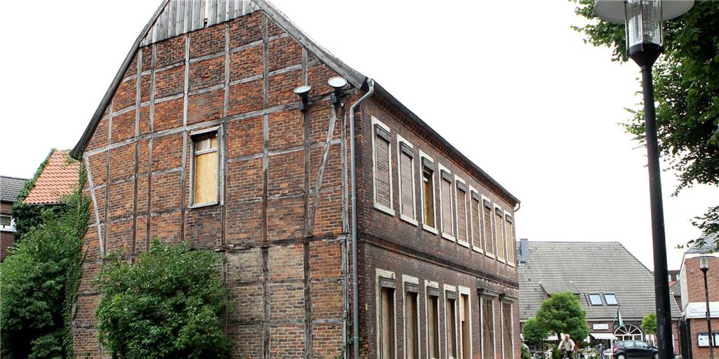 Haus Bultmann und Eschenplatz: So steht es um die Zukunft der Grundstücke Auf dem Gelände des ehemaligen Hauses Bultmann am Ascheberger Kirchplatz soll bis zum Ende der Ortskernumgestaltung 2028 eine neue Nutzung gefunden worden sein.