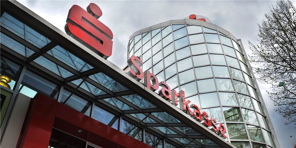 SB-Terminals zu hoch: Sparkasse in Schwerte reagiert auf Kritik Ein Schwerter hatte beklagt, dass die Automaten der Sparkasse für Rollstuhlfahrer zu hoch seien.