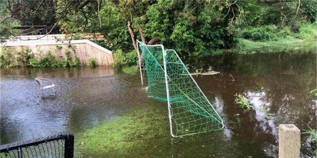 Überschwemmungen und umgeknickte Bäume: Unwetter wütet über Bocholt In Bocholt ist der Holtwicker Bach über die Ufer getreten.