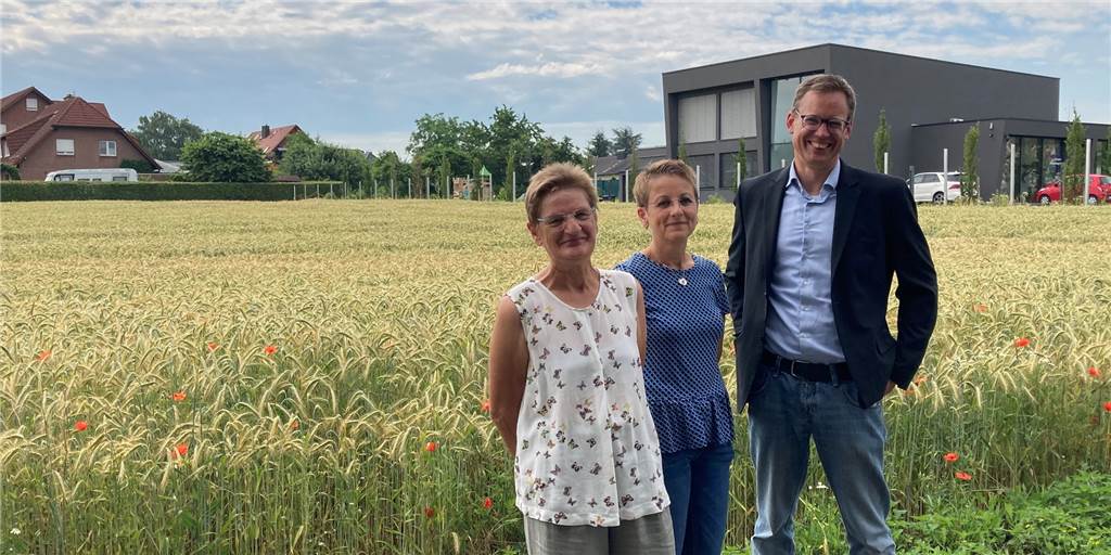 Hospiz in Bork: Zeitplan für den Neubau am Dieselweg steht (V.l.n.r) gGmbH-Geschäftsführerin Sylvia Dotzauer, Vorstandsvorsitzende Anne Eichler und Architekt Ludolf von Schenck stehen an der Dieselstraße Nummer 7, wo das Borker Hospiz stehen wird.