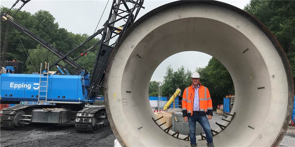 Mit Video: Spaziergang durch Amprion-Tunnel in 14 Metern Tiefe Auch über Tage sieht man, wie groß die Rohrstücke sind, die in 14 Metern Tiefe verlegt werden. Hier steht Bauleiter Boris Peirick in einem Rohrstück.