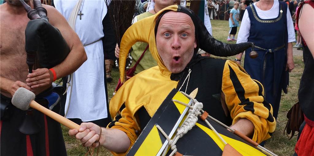 Der Hofnarr des Gaudiums glossiert: „Das ist doch alles Kindergarten“ Sepp Egerer ist Hofnarr aus Neuburg an der Donau. Beim Mengeder Gaudium ist er Dauergast und begeistert mit Stand-Up-Comedy. Aus der Ferne glossiert er die aktuelle Auseinandersetzung um das Mittelalterfest, den Volksgarten und einen Stromkasten.