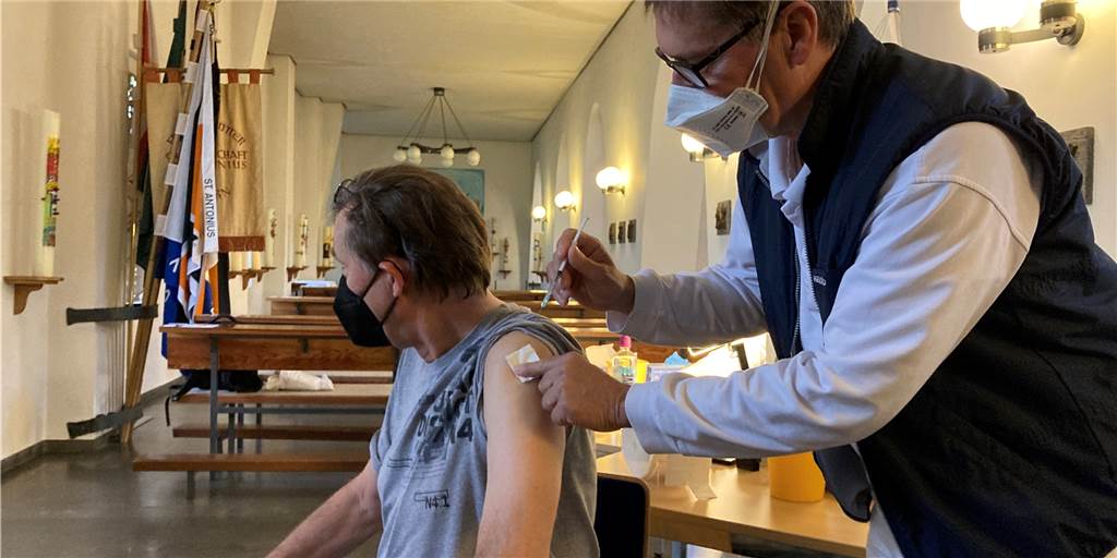 Hausärzte können schneller impfen: Gute Nachricht hat einen Haken Dr. Holger Knapp und seine Kollegen aus der Hausarztpraxis in Ickern impfen regelmäßig in der Kirche am Marktplatz.