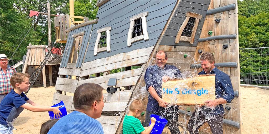Der Rombergpark in Dortmund hat eine neue Attraktion Parkdirektor Dr. Patrick Knopf (l.) und Gärtnermeister Stefan Sirigu bei der Schiffstaufe. Die Wasserladungen ertrugen sie mit stoischer Ruhe und viel Humor.