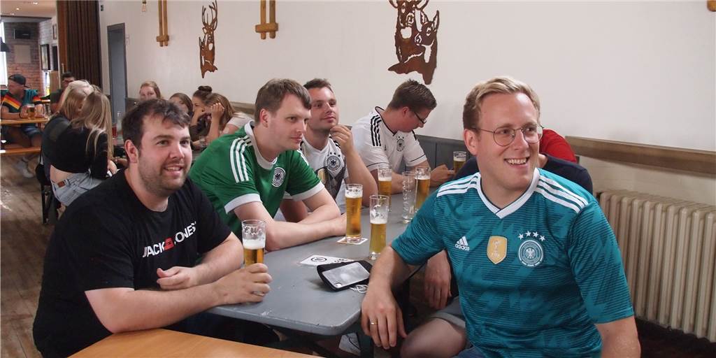 Viele Fotos: Beim Public Viewing in der Rustybar gemeinsam Fußball erlebt Zahlreiche Fußbllfans fiebern in der Rustybar beim Spiel Deutschland gegen England mit und Hoffen bis zum Schluss auf einen Sieg im Achtelfinale.