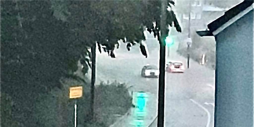 Wassermassen und Feuerwehreinsätze: Straßen in Aplerbeck überschwemmt Die Schüruferstraße im Dortmunder Süden. Hier staute sich das Regenwasser in einer Senke.