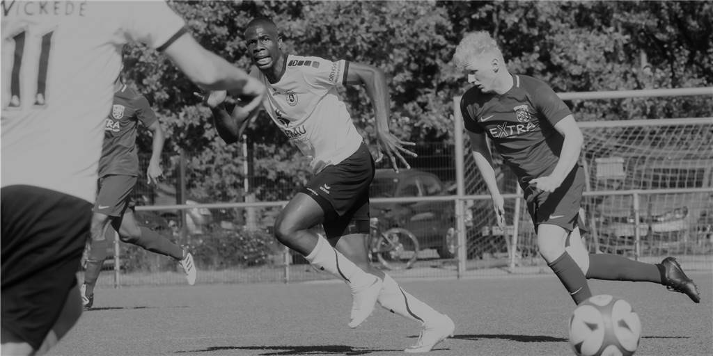 Westfalia Wickede trauert um erschossenen Igweani - ASC 09 wollte ihn nach Deutschland holen Kelvin Igweani (l.) spielte ein halbes Jahr für Westfalia Wickede.