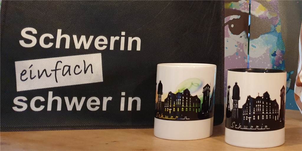 Stolz auf den Stadtteil: Verein verkauft Fanartikel im Schwerin-Design Schicke Einkaufsbeutel und bedruckte Tassen: Der Verein "Wir auf Schwerin" verkauft Fanartikel im Schwerin-Design.