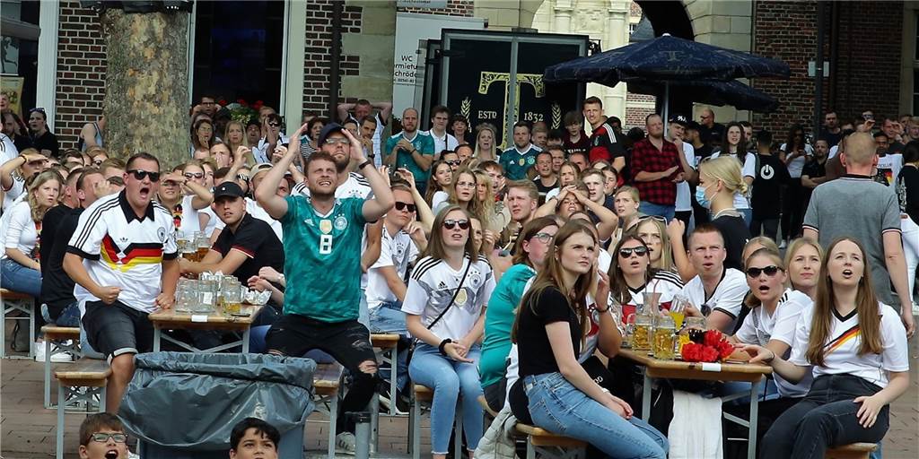 Ahauser Fans leiden nach EM-Aus mit der deutschen Fußballelf Hoffen und Bangen über weite Teile des EM-Spiels Deutschland gegen England herrschte auch beim Public Viewing in der Ahauser Innenstadt.