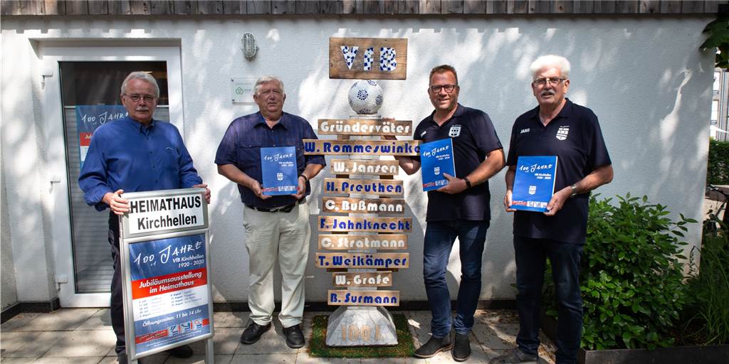 VfB: Jubiläumsausstellung geht endlich an den Start Willi Stein und Peter Pawliczek vom Heimatverein mit dem VfB-Vorsitzenden Georg Garz und Werner Stappert vor dem Eingang der Ausstellung. Sie freuen sich, dass die Jubiläumsausstellung endlich beginnen kann.