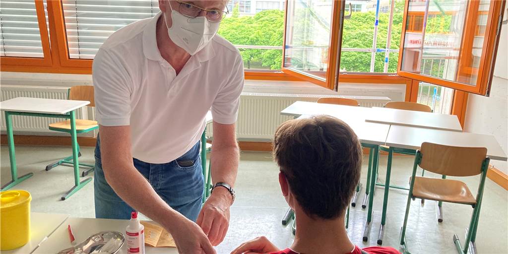 Erste große Impfaktion an Lüner Schulen: Nicht alle machten mit Vor der Spritze sprach Dr. Christian Geiping bei der mit jedem Schüler noch einmal kurz über eventuelle Fragen zur Impfung.
