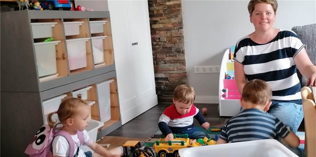 Rat hat Entscheidung über Zuschuss für neue Kinder-Großtagespflege gefällt Die Kinder-Großtagespflege öffnet am 1. August ihre Türen für neun Kinder unter drei Jahren. Hier zu sehen: die Kinder Johanna, Milo und Michel (v.l.) zusammen mit Tagesmutter Marion Wenning.