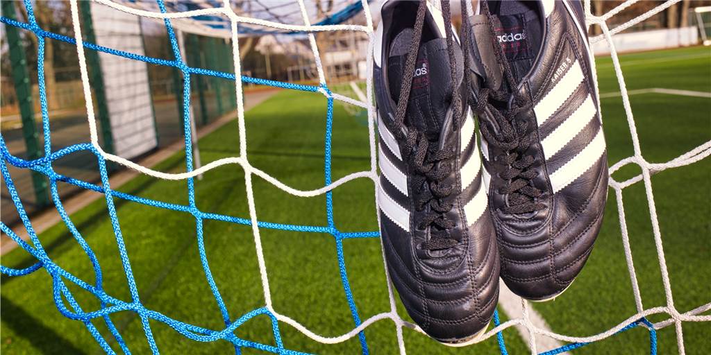 Gefürchteter Goalgetter der Region hängt die Fußballschuhe an den Nagel - aber warum? Ein bekannter Stürmer beendet seine Laufbahn, aber warum?