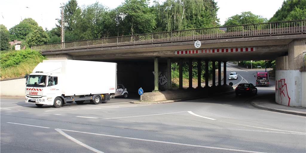 Reichshofstraße: Im Streit um Raser und Lkw geht es um 3,5 Zentimeter Die Anwohner der Reichshofstraße wollen Hagener Straße unter der Brücke tiefer legen lassen, damit auch 4-Meter-Brummis drunter durchpassen und nicht mehr über die westliche Reichshofstraße fahren müssen.