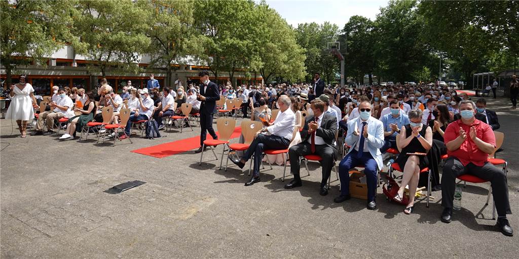 Abitur in Coronazeiten am Gymnasium Altlünen: Jahrgang mit hoher Kompetenz Der Moment der Zeugnisvergabe war einer der emotionalsten Momente der Abschlussfeier, mit der die Abiturienten des Gymnasiums Altlünen angemessen verabschiedet wurden. Nach einem schweren, von Corona bestimmten Schuljahr.