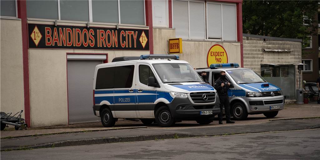 Einsatzkräfte der Polizei haben am Donnerstag Räume der Rocker-Gruppe Bandidos in Dortmund Eving durchsucht.