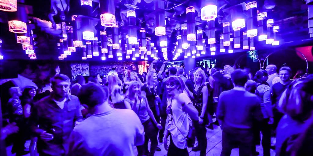 Clubs und Diskotheken könnten in Dortmund schon früher wieder öffnen Party ohne Abstand wie in alten Zeiten, so wie hier im Oma Doris 2019? Bis das wieder möglich ist, wird es noch dauern. Aber zumindest ein Öffnungstermin ist für Clubs und Diskotheken wieder in Sicht.