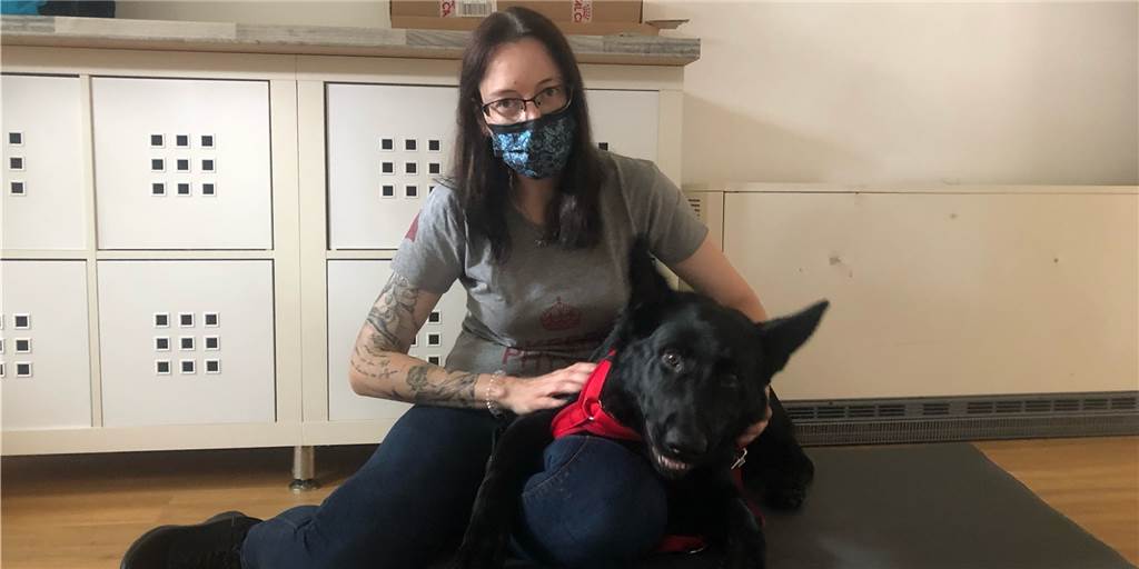Hundephysiotherapeutin Daniela Maletzki und ihr Assistenzhund Shadow warten seit Monaten auf eine Bescheinigung vom Bauamt.