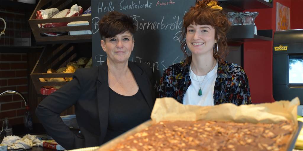 Vegan ist mehr als nur Salat: Café Kichererbse eröffnet in Dorsten Die veganen Nussecken backt Nadine Schröder selbst. Ihre Mutter Petra Schröder-Buchaly möchte das Café Kichererbse für ihre Tochter aufbauen.