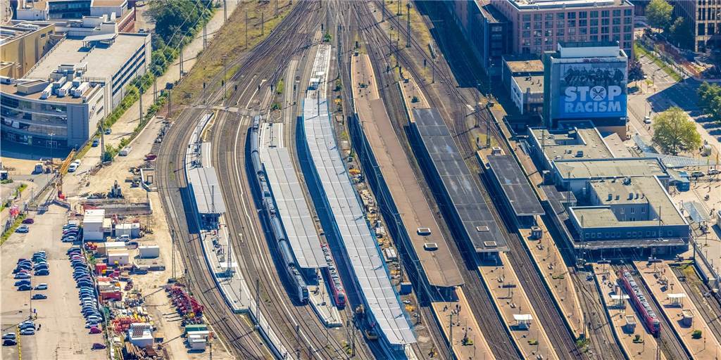 Halbzeit beim Bahnhofsumbau: Drei von sechs großen Bahnsteigen sind runderneuert - zu erkennen an den hellen Bahnsteigdächern.