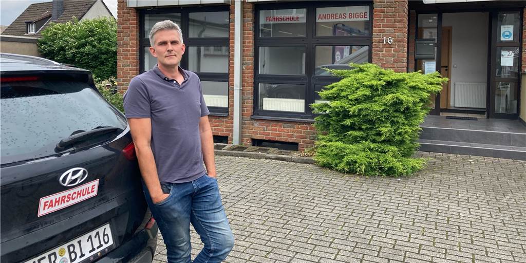 Neuer Besitzer für alteingesessene Castrop-Rauxeler Fahrschule Fahrlehrer Andreas Bigge vor seiner Fahrschule in Ickern.